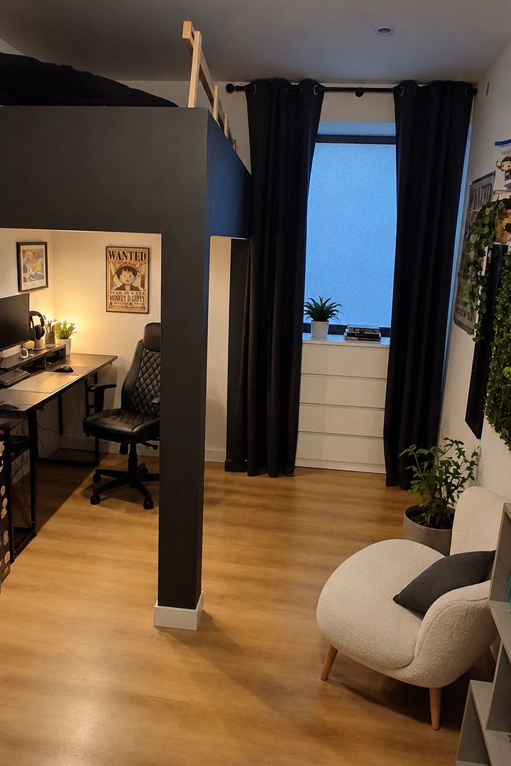 Chambre avec lit en mezzanine, bureau en dessous et ventilateur de plafond. Photo retouchée par IA à la demande des clients : certains effets personnels ont été retirés.