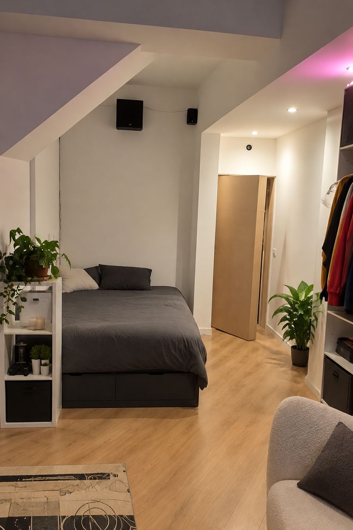 Chambre : lit, rangements ouverts et plafond à décrochés. Photo retouchée par IA à la demande des clients : certains effets personnels ont été retirés.