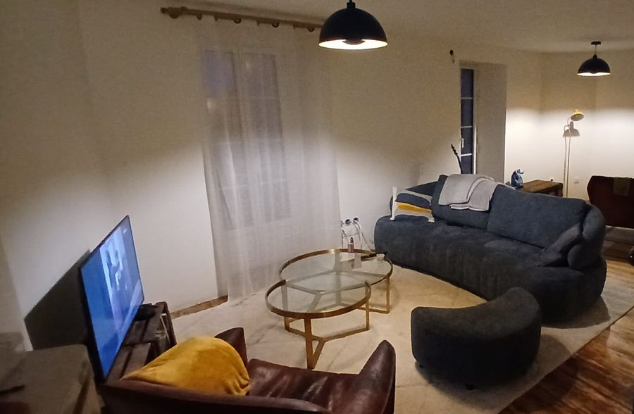 Le salon terminé de la maison rénovée à Pont-l’Abbé-d’Arnoult.